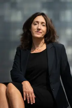 Adwokat Magdalena Eckersdorf na tle przeszklonej elewacji w Łodzi