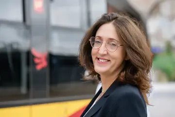 Adwokat Magdalena Eckersdorf przy tramwaju w Łodzi