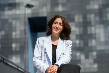 Adwokat Magdalena Eckersdorf na tle przeszklonej elewacji w Łodzi