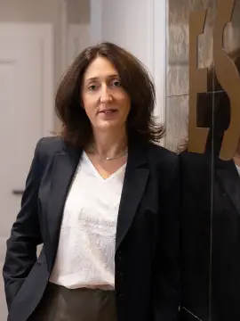 Adwokat Magdalena Eckersdorf przy ścianie z logo E&S w siedzibie kancelarii