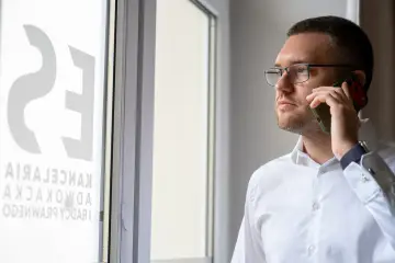 Adwokat Ziemowit Woźniak w siedzibie kancelarii przy ul. Narutowicza w Łodzi