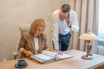 Radca prawny Marta Siewiera-Misiuda i adwokat Ziemowit Woźniak w biurze kancelarii